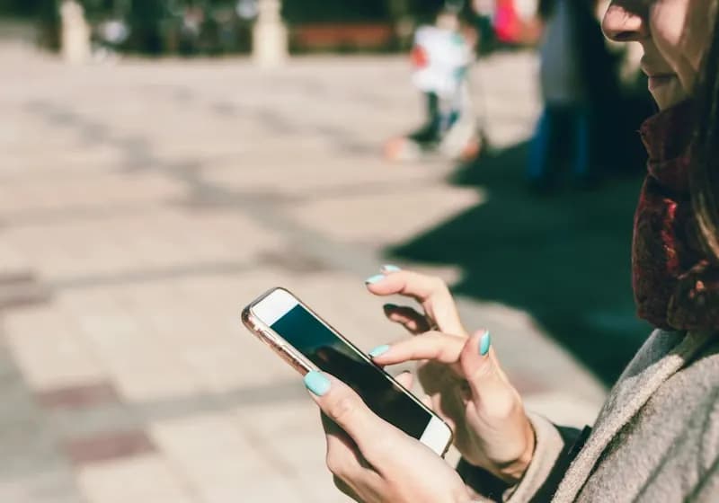 Oseba izpolnjuje vprašalnik na telefonu